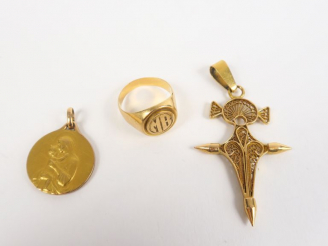 Vente aux enchères Médaille, pendentif et chevalière en or jaune. Poids. 13,70 g