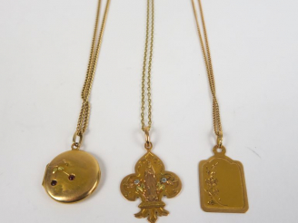 Vente aux enchères Trois chaines et trois pendentifs en or jaune. Poids. 17,39 g