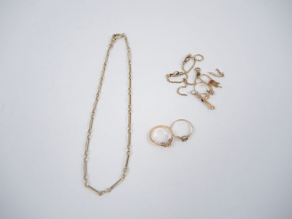 Vente aux enchères Giletière et montures de bagues en or jaune.  On y joint des éléments 