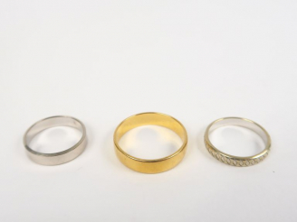 Vente aux enchères Trois alliances en or. Poids. 9,80 g