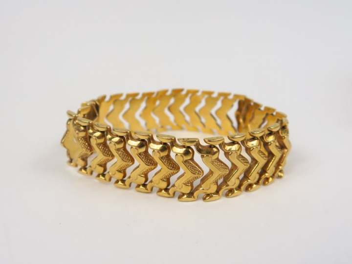 Bracelet manchette articulé en or jaune.  Poids. 23,92 g
