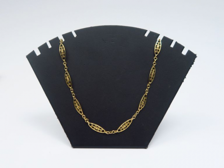 Collier en or jaune, décor de filigranes. Poids. 16,95 g