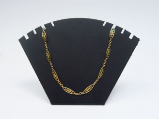 Vente aux enchères Collier en or jaune, décor de filigranes. Poids. 16,95 g