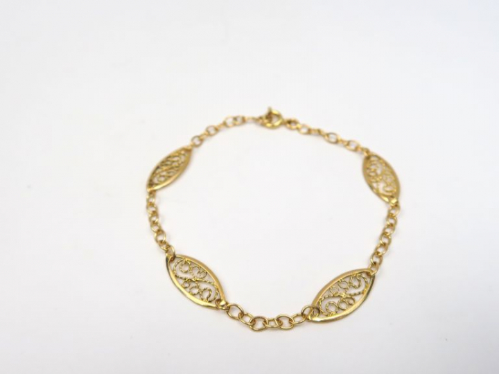Bracelet en or jaune, à décor de filigranes. Poids. 4,04 g