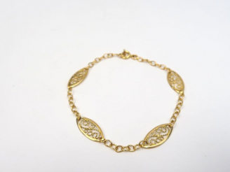 Vente aux enchères Bracelet en or jaune, à décor de filigranes. Poids. 4,04 g