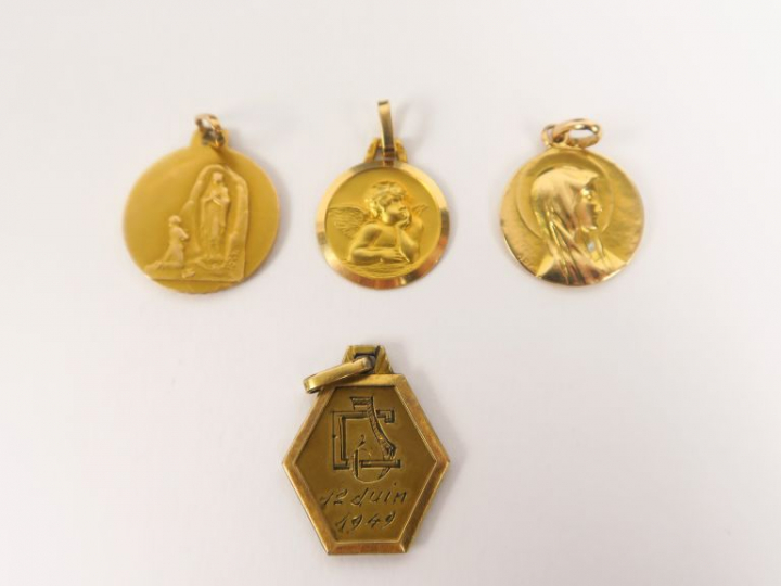 Trois médailles en or et une médaille en métal. Poids. 5 g