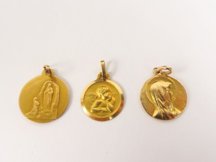 Trois médailles en or et une médaille en métal. Poids. 5 g