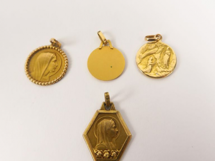 Trois médailles en or et une médaille en métal. Poids. 5 g