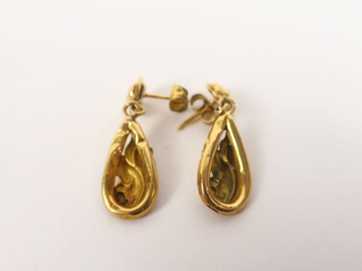Paire de boucles d'oreilles Napoléon III en or jaune. Poids. 2 g