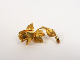 Vente aux enchères Broche en or jaune en forme de rose. Poids. 7,30 g