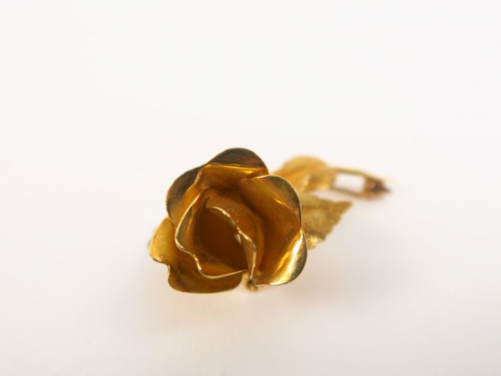 Broche en or jaune en forme de rose. Poids. 7,30 g