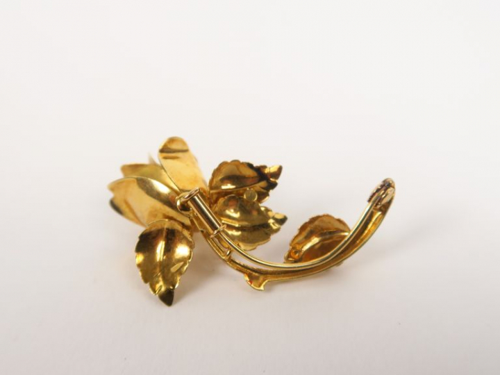 Broche en or jaune en forme de rose. Poids. 7,30 g