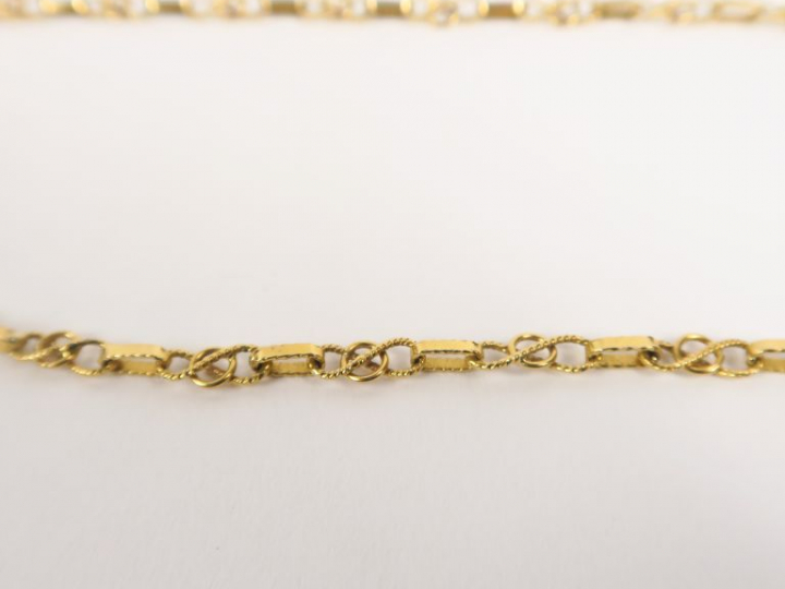 Chaine en or jaune, maillons rectangulaires à entrelacs. Poids. 20 g