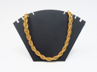 Vente aux enchères Collier en forme de tresse ornée de perles en or jaune. Poids. 56 g