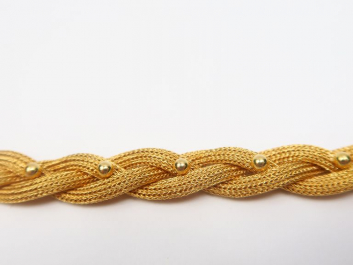 Collier en forme de tresse ornée de perles en or jaune. Poids. 56 g