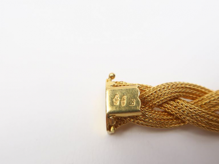 Collier en forme de tresse ornée de perles en or jaune. Poids. 56 g