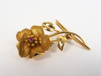 Vente aux enchères Broche en or jaune en forme de fleur.  Poids tel. 9,30 g (très léger e