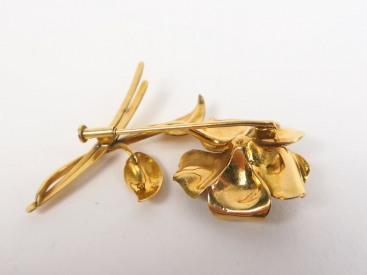 Broche en or jaune en forme de fleur.  Poids tel. 9,30 g (très léger e