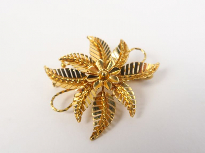 Broche en or jaune en forme de fleur.  Poids. 5,86 g