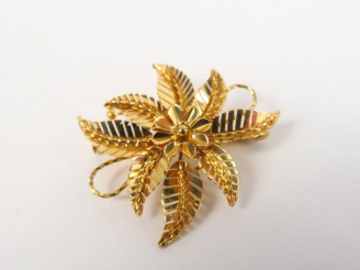 Vente aux enchères Broche en or jaune en forme de fleur.  Poids. 5,86 g