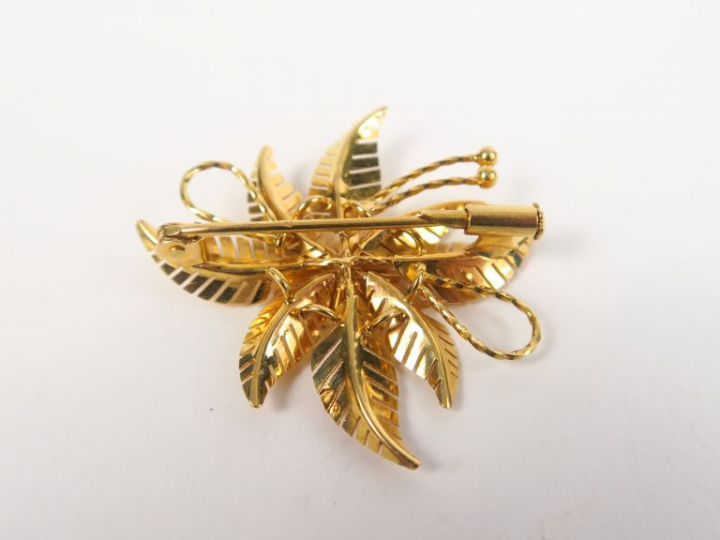 Broche en or jaune en forme de fleur.  Poids. 5,86 g