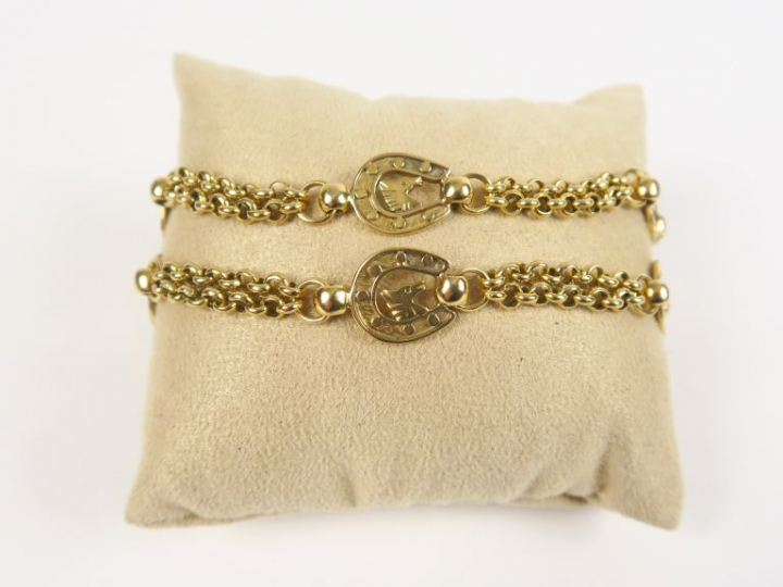 Bracelet double en or jaune, à décor de fers à cheval. Poids. 43,08 g