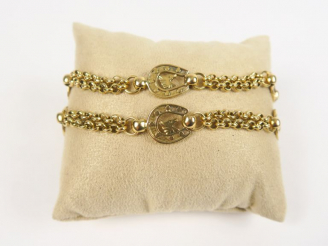Vente aux enchères Bracelet double en or jaune, à décor de fers à cheval. Poids. 43,08 g