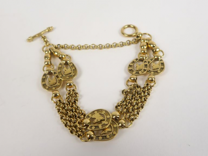 Bracelet double en or jaune, à décor de fers à cheval. Poids. 43,08 g