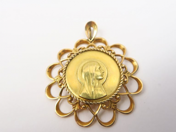 Médaille de baptême en or jaune, monture ajourée.  (gravée) Poids. 8,5