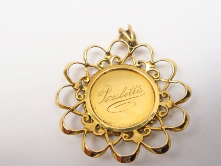 Médaille de baptême en or jaune, monture ajourée.  (gravée) Poids. 8,5