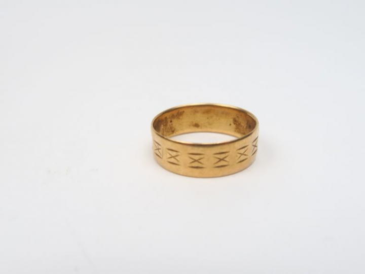 Alliance en or jaune, à décor de croisillons.  TDD.58 Poids. 4,17 g