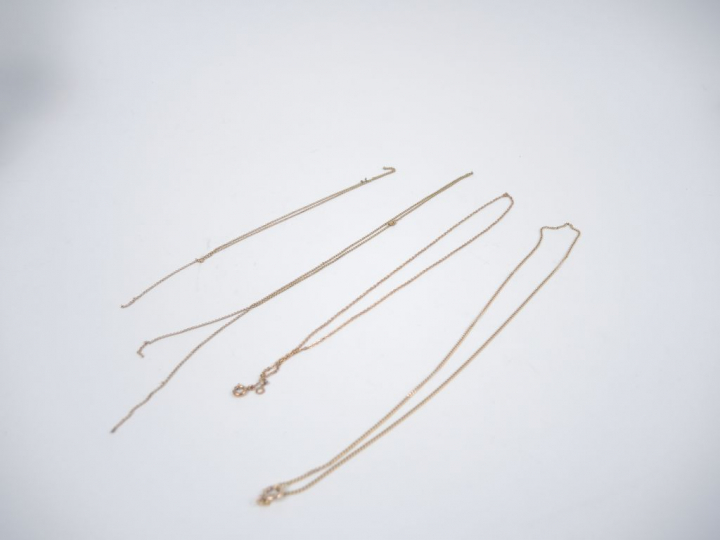 Chaine en or jaune.  On y joint trois éléments de chaine en or jaune. 