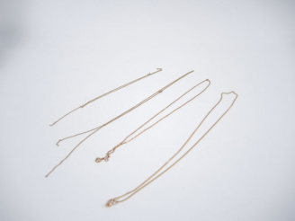 Vente aux enchères Chaine en or jaune.  On y joint trois éléments de chaine en or jaune. 