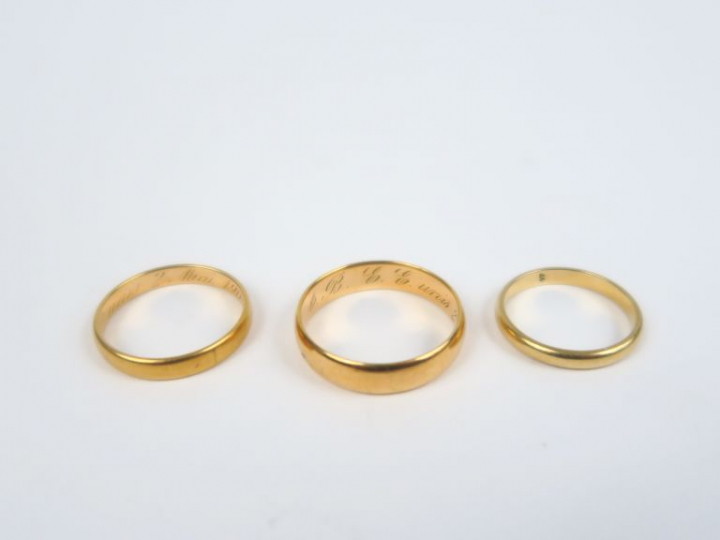 Lot de trois alliances en or jaune. Poids. 10,36 g (deux gravées)