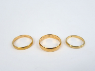 Vente aux enchères Lot de trois alliances en or jaune. Poids. 10,36 g (deux gravées)