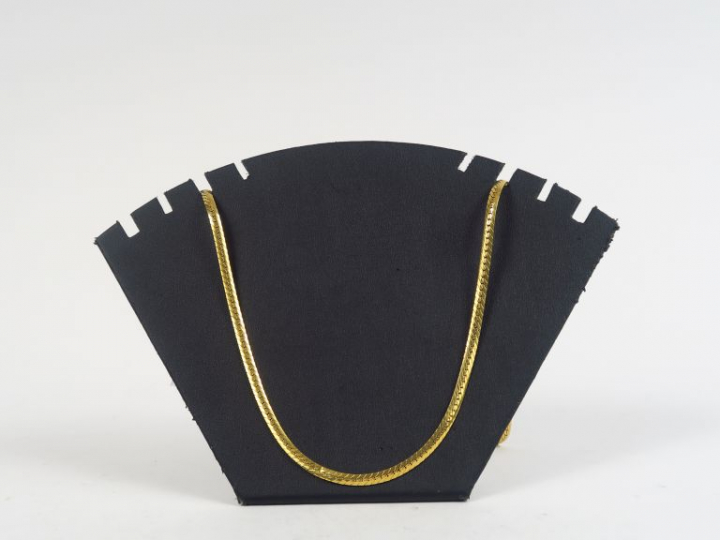 Collier en or jaune, maille plate.  Poids. 10 g