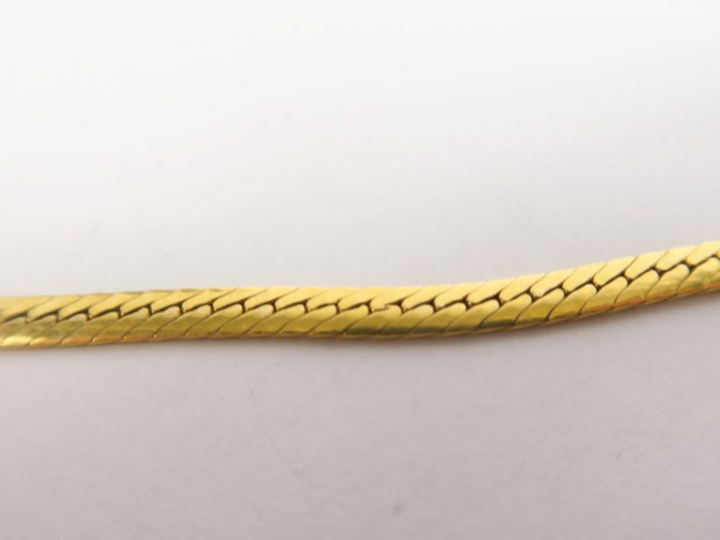 Collier en or jaune, maille plate.  Poids. 10 g