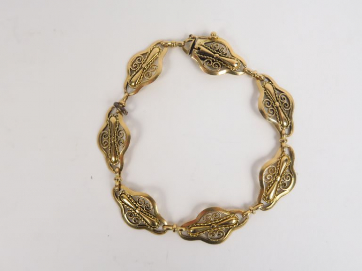Bracelet en or jaune, à décor de filigranes. Poids. 15,90 g