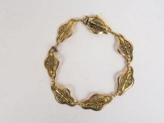 Vente aux enchères Bracelet en or jaune, à décor de filigranes. Poids. 15,90 g