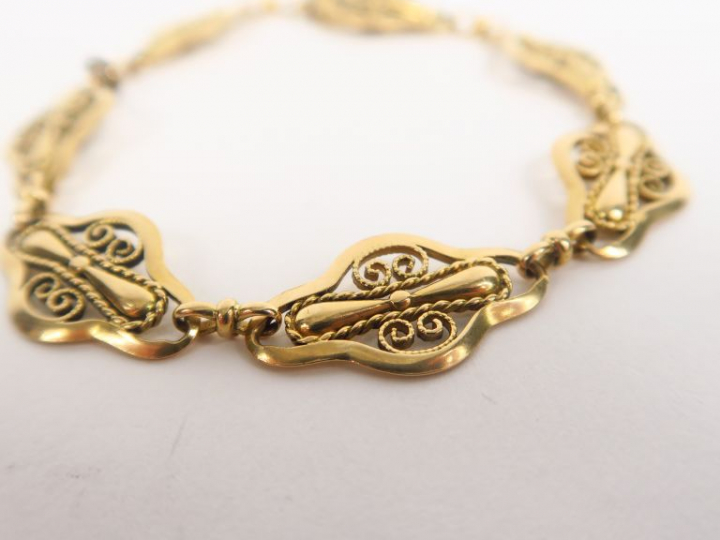 Bracelet en or jaune, à décor de filigranes. Poids. 15,90 g