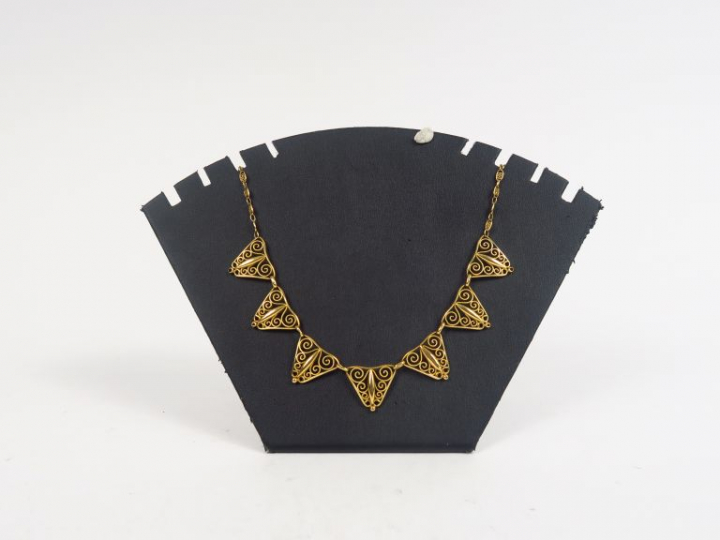 Collier en or jaune, à décorde filigranes. Poids. 10 g