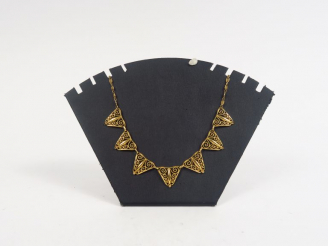 Vente aux enchères Collier en or jaune, à décorde filigranes. Poids. 10 g