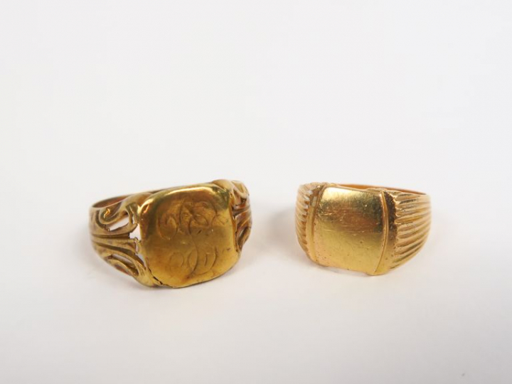 Lot comprenant deux bagues chevalières en or jaune.  Poids. 10,30 g