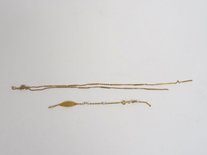 Chaine en or jaune et bracelet de baptême en or jaune et perles.  Poid