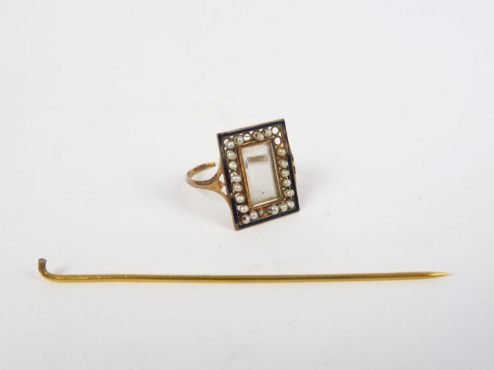 Lot comprenant une bague et une tige d'épingle à chapeau en or.  Poids