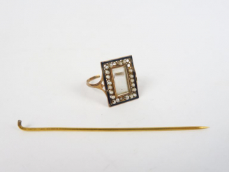 Vente aux enchères Lot comprenant une bague et une tige d'épingle à chapeau en or.  Poids