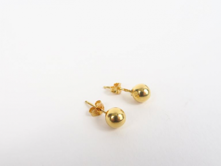 Paire de boucles d'oreilles en or jaune en forme de perle. Poids. 0,76