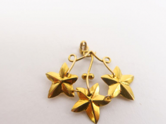 Vente aux enchères Pendentif en or jaune, à décor de feuilles. Poids. 1,16 g