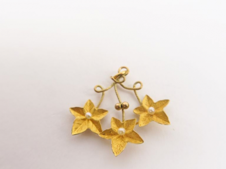 Pendentif en or jaune, à décor de feuilles. Poids. 1,16 g