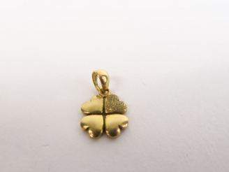 Vente aux enchères Petit pendentif en or jaune en forme de trèfle à quatre feuilles.  Poi